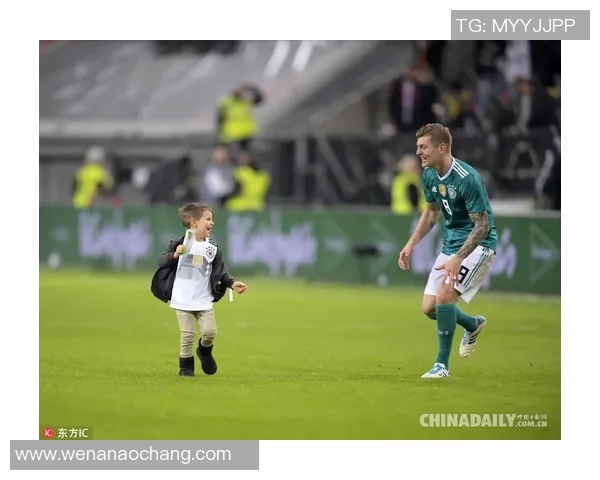 足球巨星携手女儿亮相，传承荣耀与温情，父爱与足球的完美融合